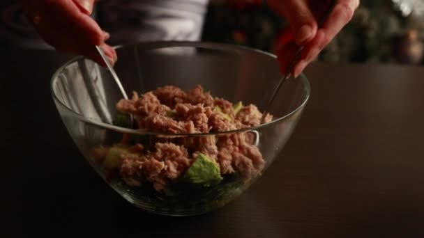 Preparando Uma Salada Atum Com Tomate Cereja Rúcula Abacate Perto — Vídeo de Stock