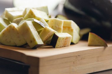 Mutfak Hassasiyeti: Tahta Tahta Yakın plan Patlıcan Kesme