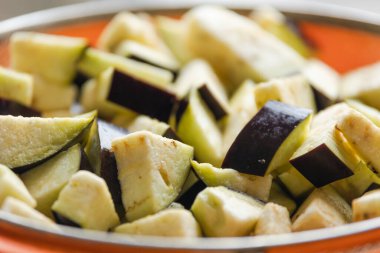 Mutfak Hazırlığı: Küp ve Boşaltılan Patlıcanlar Yakın Çekim