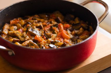 Ev Stili İyiliği: Pan Yakın Çekimde Patlıcan Güveci