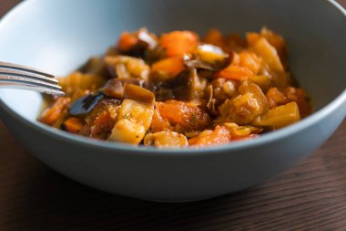 Ruhsal Rahatlık: Mavi Kase Yakın Çekimde Patlıcan Güveci