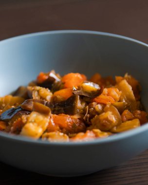 Ruhsal Rahatlık: Mavi Kase Yakın Çekimde Patlıcan Güveci