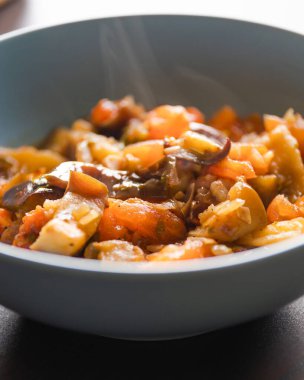 Ruhsal Rahatlık: Mavi Kase Yakın Çekimde Patlıcan Güveci