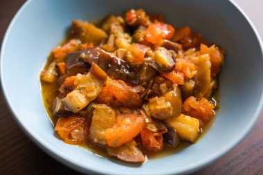 Ruhsal Rahatlık: Mavi Kase Yakın Çekimde Patlıcan Güveci