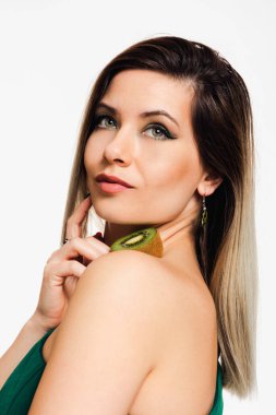 Sarışın Güzellik: Kivi Aksanlı Yaratıcı Makyaj