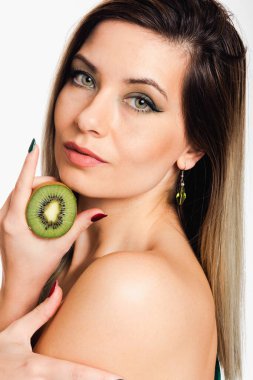 Sarışın Güzellik: Kivi Aksanlı Yaratıcı Makyaj