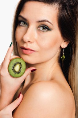 Sarışın Güzellik: Kivi Aksanlı Yaratıcı Makyaj