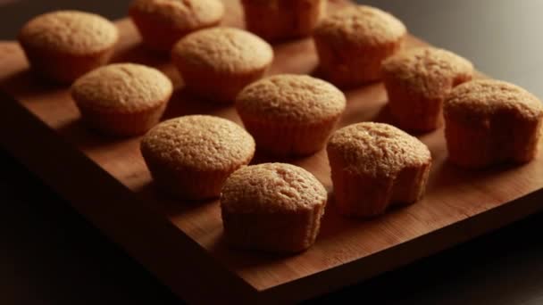 美味的杏仁松饼 不可抗拒的面包店让特写镜头欢欣鼓舞 — 图库视频影像