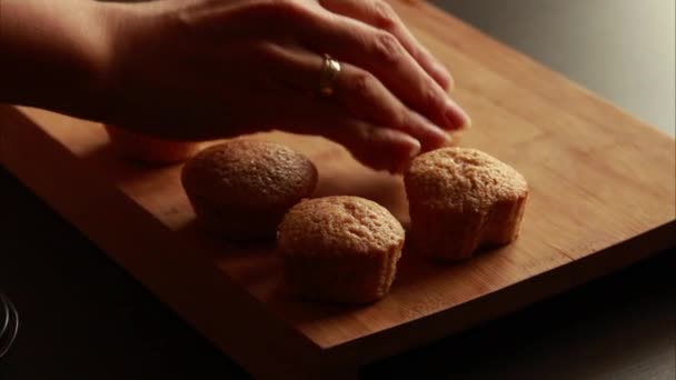 美味的杏仁松饼 不可抗拒的面包店让特写镜头欢欣鼓舞 — 图库视频影像