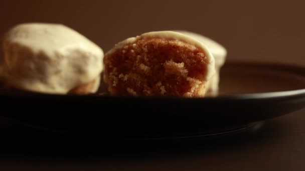 Hemlagad Bliss Mandel Muffins Med Orange Glaze Närbild — Stockvideo