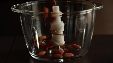 Bademleri yakın plan bir yemek helikopterine boşaltıyorum.