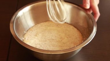 Cam bir kasede pişirmek için malzemeler karıştırılıyor.