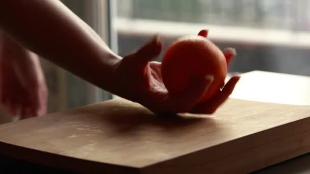女人的手把橙子放在木板上特写 — 图库视频影像