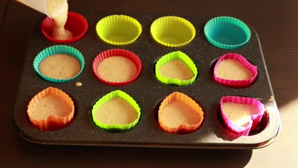 Derramando Mistura Muffin Copos Muffin Silício — Vídeo de Stock