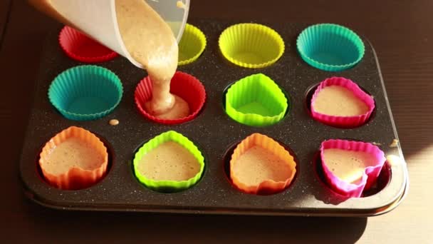Derramando Mistura Muffin Copos Muffin Silício — Vídeo de Stock