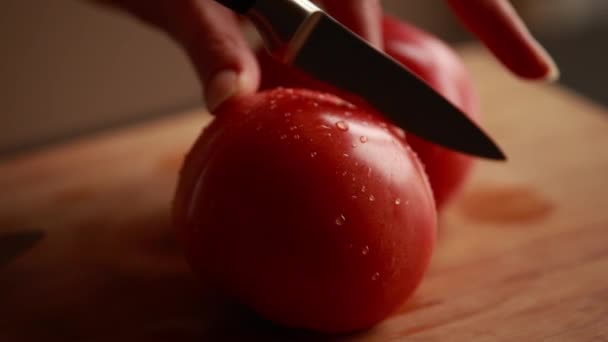 パイプエレガンス 木製ボードのフレッシュトマトクローズアップ — ストック動画