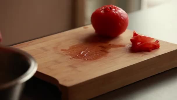 Kulinarisk Process Skalning Färska Tomater Träskiva Närbild — Stockvideo
