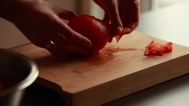 Kulinarisk Process Skalning Färska Tomater Träskiva Närbild — Stockvideo