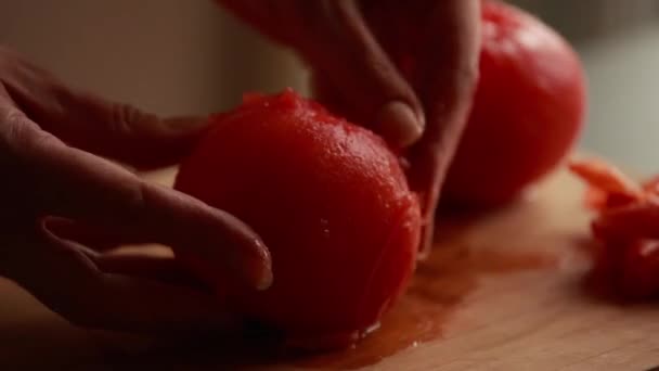 Μαγειρική Διαδικασία Ξεφλούδισμα Φρέσκιας Τομάτας Ξύλινη Σανίδα Close — Αρχείο Βίντεο