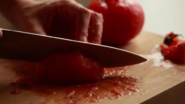 Aşçılık Sanatı Kadın Elleri Kesiyor Doğruyor Domatesleri Yakından Soyuyor — Stok video