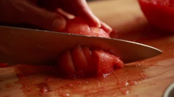 Culinaire Kunst Vrouwenhanden Snijden Hakken Tomaten Schillen Close — Stockvideo