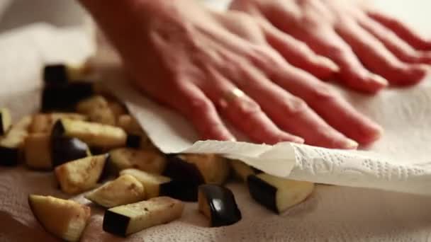 Kulinarischer Prozess Auberginenwürfel Auf Holzbrett Großaufnahme Trocknen — Stockvideo