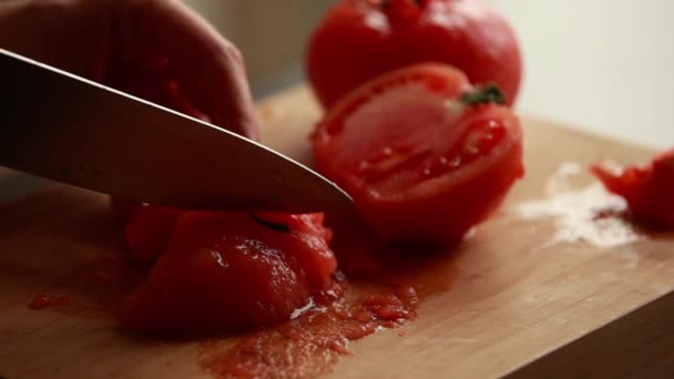 Kochkunst Frauenhände Schneiden Hacken Tomaten Aus Nächster Nähe Schälen — Stockvideo