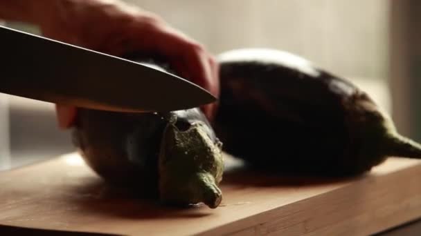 Kesin Hazırlık Kadın Elleri Yakın Plan Tahta Üzerinde Patlıcan Küp — Stok video