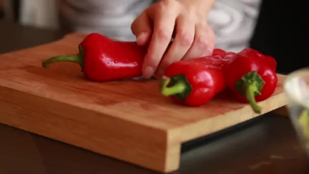 Kulinářské Finesy Žena Ruce Řezání Čerstvé Červené Papriky Dřevěné Desce — Stock video
