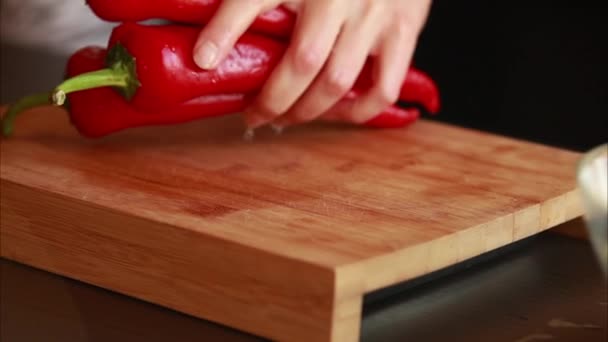 Finesse Culinária Mãos Mulher Cortando Pimentas Vermelhas Frescas Tábua Madeira — Vídeo de Stock