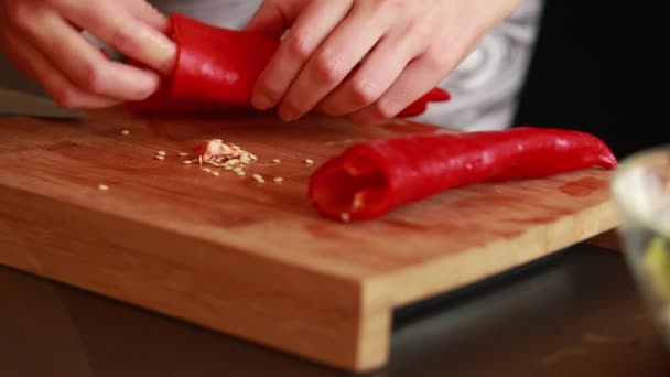 Delicadeza Culinaria Manos Mujer Cortando Pimientos Rojos Frescos Primer Plano — Vídeos de Stock