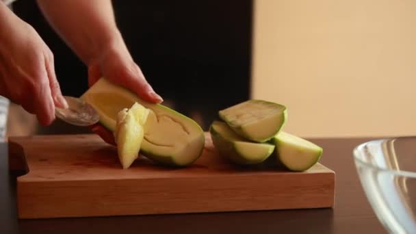 Sendok Zucchini Biji Dengan Sendok Close — Stok Video
