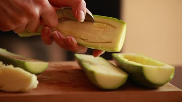 Zucchini Samen Mit Einem Löffel Nahaufnahme Auslöffeln — Stockvideo