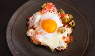 Lezzetli yumurta ve sebze tabağı: enstantane şeklinde mükemmel aşçılık.