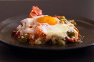 Lezzetli yumurta ve sebze tabağı: enstantane şeklinde mükemmel aşçılık.