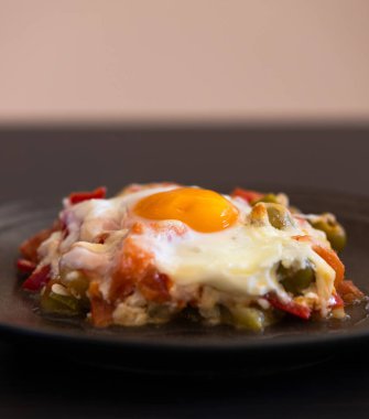 Lezzetli yumurta ve sebze tabağı: enstantane şeklinde mükemmel aşçılık.