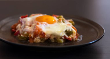 Lezzetli yumurta ve sebze tabağı: enstantane şeklinde mükemmel aşçılık.