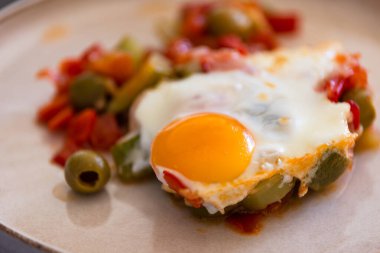 Lezzetli yumurta ve sebze tabağı: enstantane şeklinde mükemmel aşçılık.