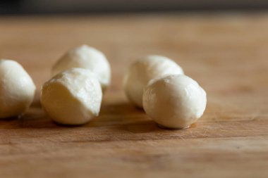 mozzarella topları ahşap tahtaya yakın çekim