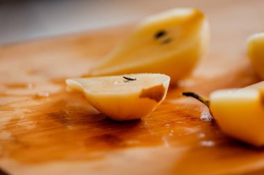 Lezzetli armutlar ahşap tahtaya yakın plan. 