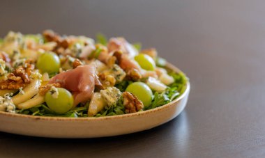 Prosciutto, üzüm ve roka ile nefis salata.