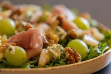 Prosciutto, üzüm ve roka ile nefis salata.