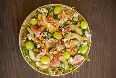 Prosciutto, üzüm ve roka ile nefis salata.