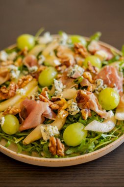 Prosciutto, üzüm ve roka ile nefis salata.