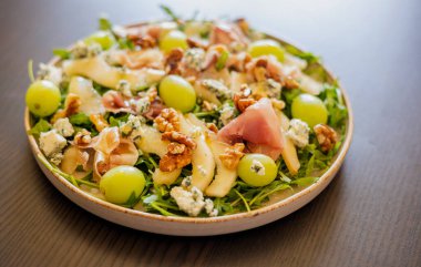 Prosciutto, üzüm ve roka ile nefis salata.