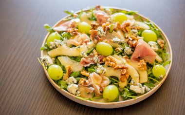 Prosciutto, üzüm ve roka ile nefis salata.