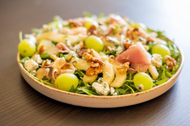 Prosciutto, üzüm ve roka ile nefis salata.