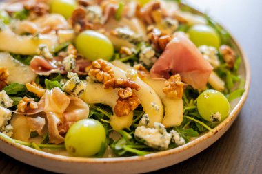 Prosciutto, üzüm ve roka ile nefis salata.