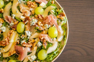 Prosciutto, üzüm ve roka ile nefis salata.