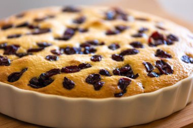 Lezzetli armut ve kızılcık tatlısı, ahşap tahtaya yakın plan. 